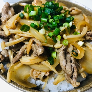 簡単晩ご飯！牛こま肉とエノキのピリ辛丼♫